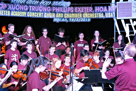 Dàn hợp xướng và giao hưởng Phililips Exeter Academy đến từ Hoa Kỳ đã có buổi trình diễn ấn tượng tại Hội An tối 16/3