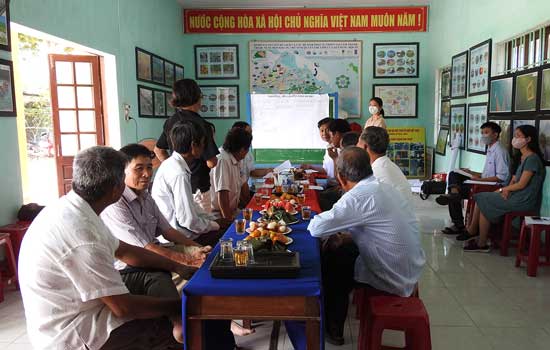 Community consultation on making bamboo and coconut houses in Cam Thanh commune