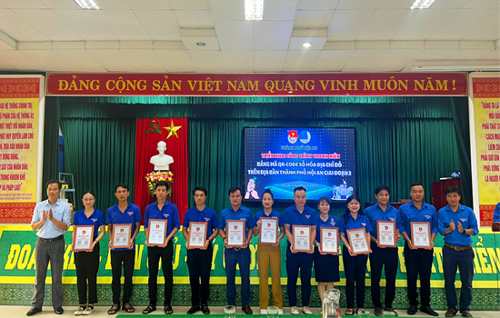 Trao bảng mã QR và trưng bày trực tuyến “Một số địa chỉ đỏ của tuổi trẻ Phố Hội”