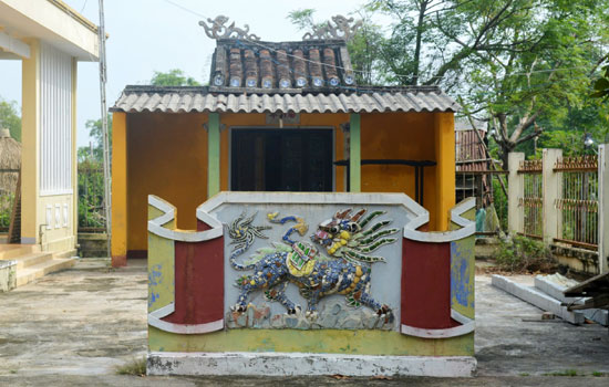 Community consultation on restoration plan for Cửa Suối temple, in Trảng Suối hamlet, Cẩm Hà commune