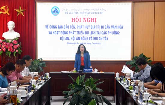Bà Trương Thị Hồng Hạnh - Giám đốc Sở Văn hoá, Thể thao và Du lịch thành phố Đà Nẵng khảo sát thực tế và làm việc về công tác bảo tồn và phát huy giá trị di sản văn hoá và phát triển du lịch
