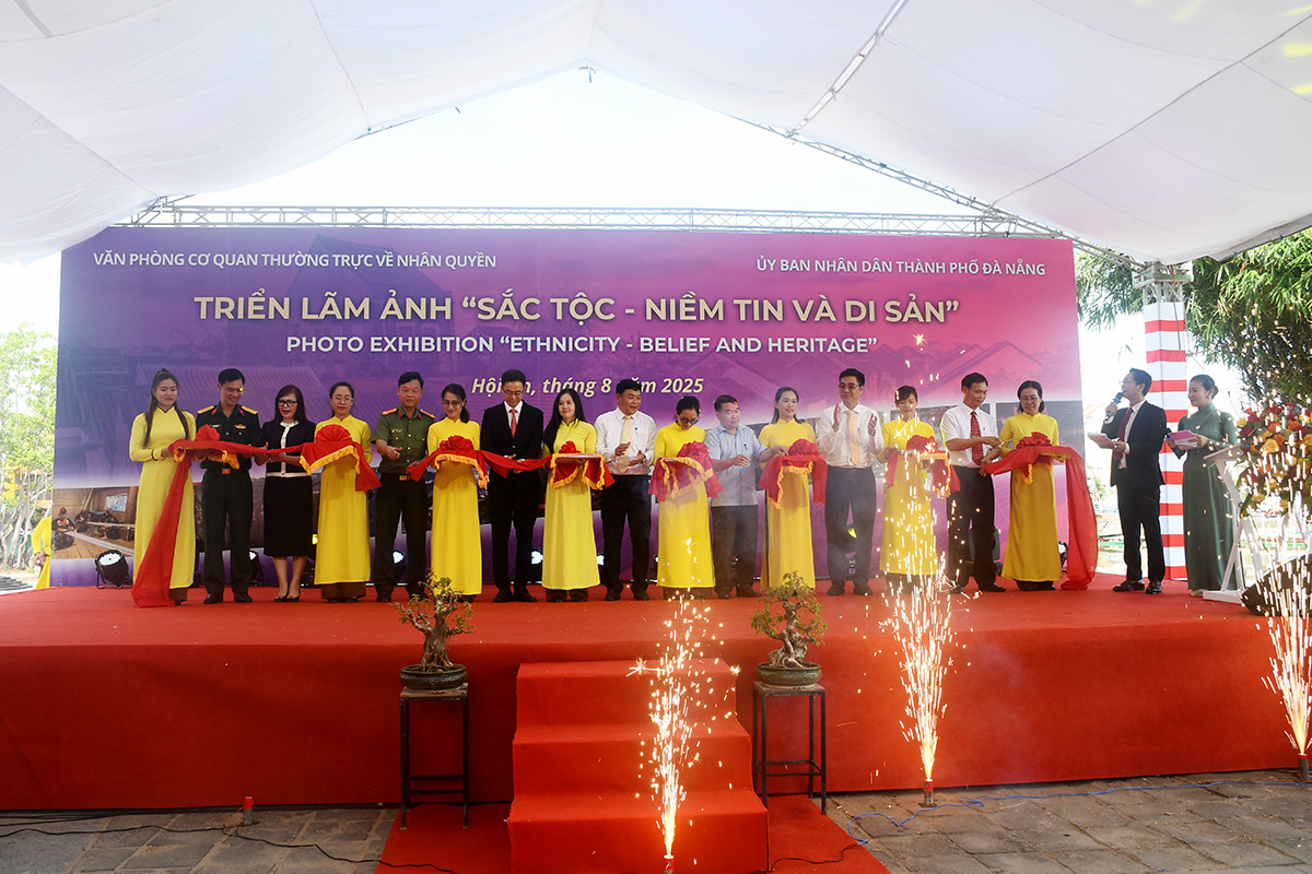 khai mac trien lam