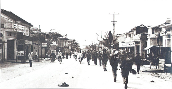 Bộ đội tiến vào giải phóng Tam Kỳ ngày 24.3 (ảnh tư liệu).