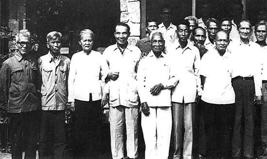 Các đồng chí đảng viên từ những năm 1930 chụp ảnh lưu niệm tại tọa đàm kỷ niệm 50 năm thành lập Đảng bộ tỉnh (28.3.1930 - 28.3.1980). Ảnh tư liệu