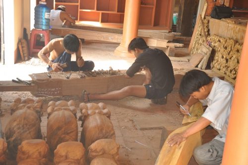 Thợ Kim Bồng chạm trổ các cấu kiện nhà gỗ 500x332