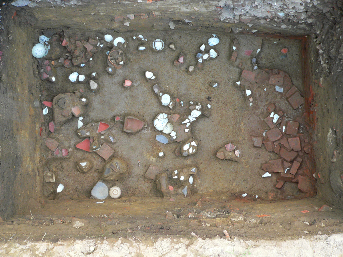 Hố khai quật tại vườn nhà 16 Nguyễn Thị Minh Khai ảnh Đặng Hồng Sơn