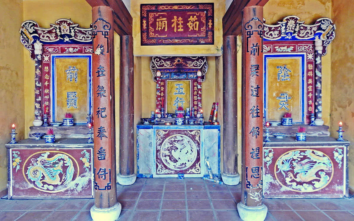 Không gian thờ tự miếu Ngũ Hành Trà Quế